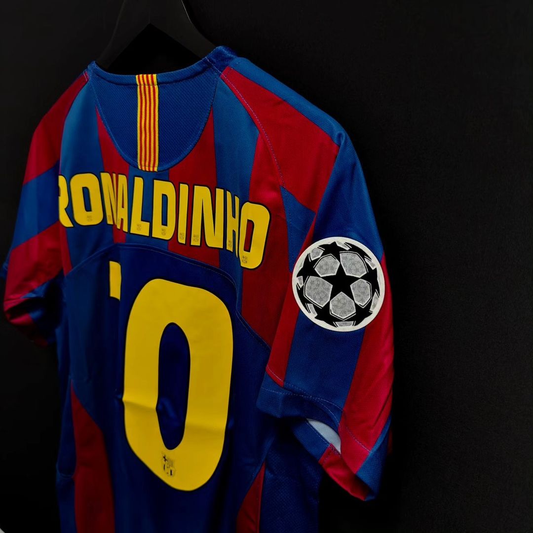 Ronaldinho Retro Jersey – FC Barcelona 2006 | Short Sleeve Edition